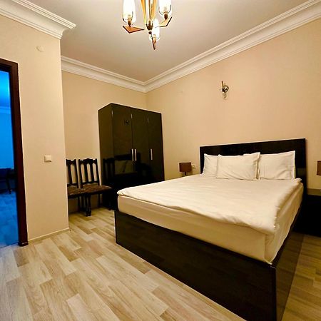 Hotel Tsereteli Батуми Екстериор снимка
