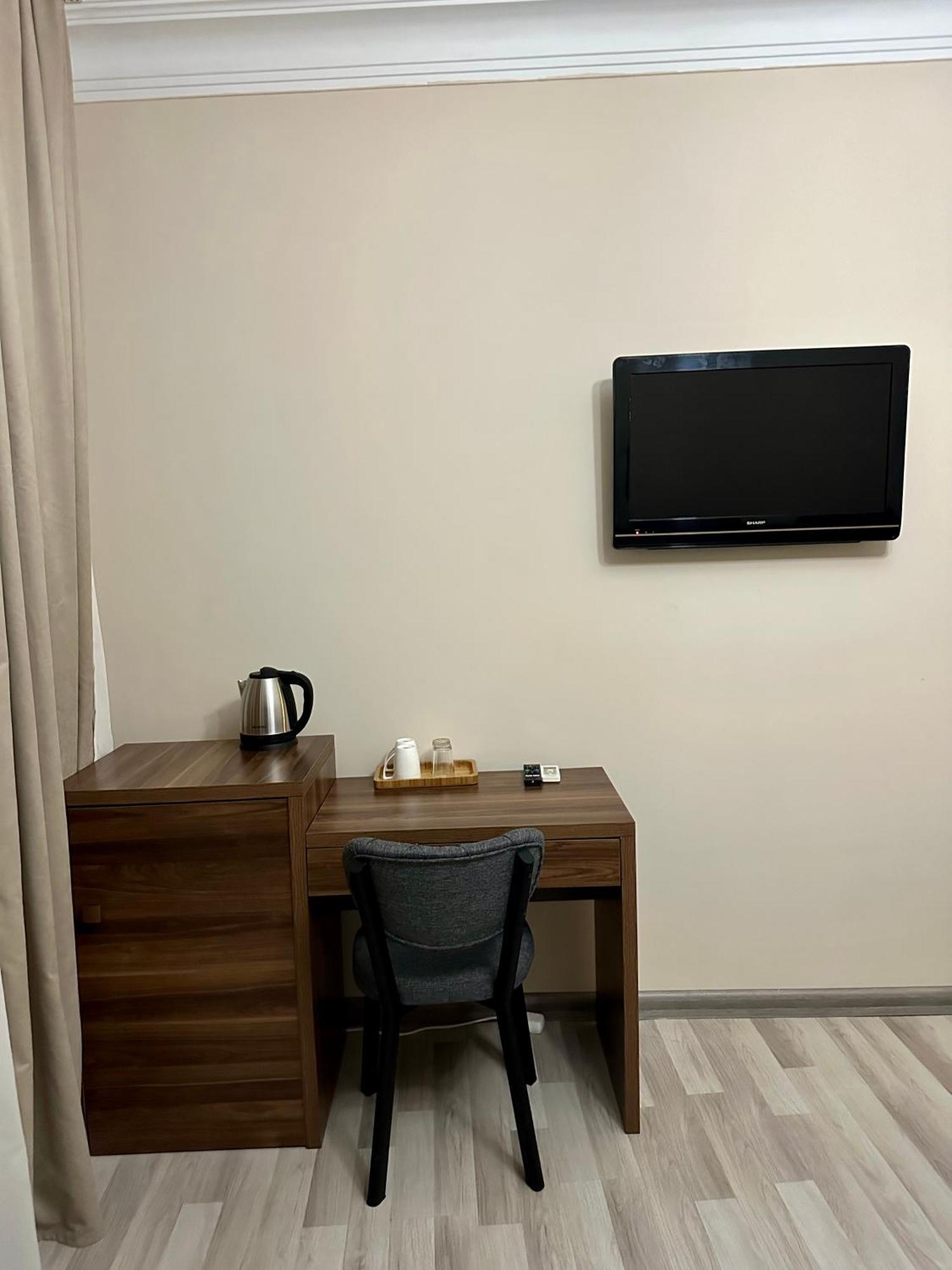 Hotel Tsereteli Батуми Екстериор снимка