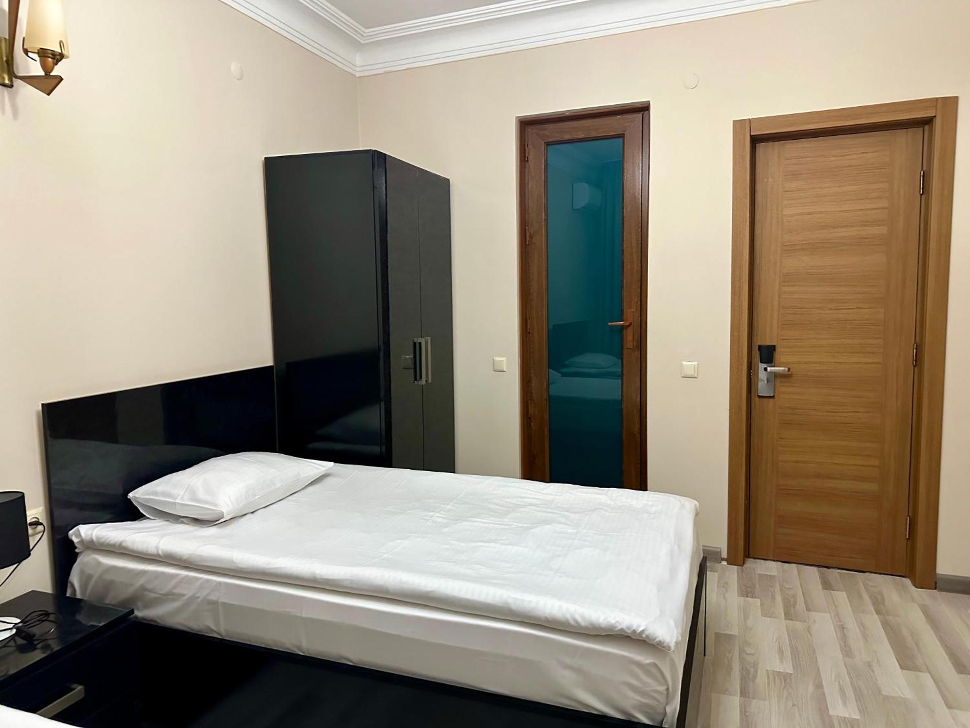 Hotel Tsereteli Батуми Екстериор снимка