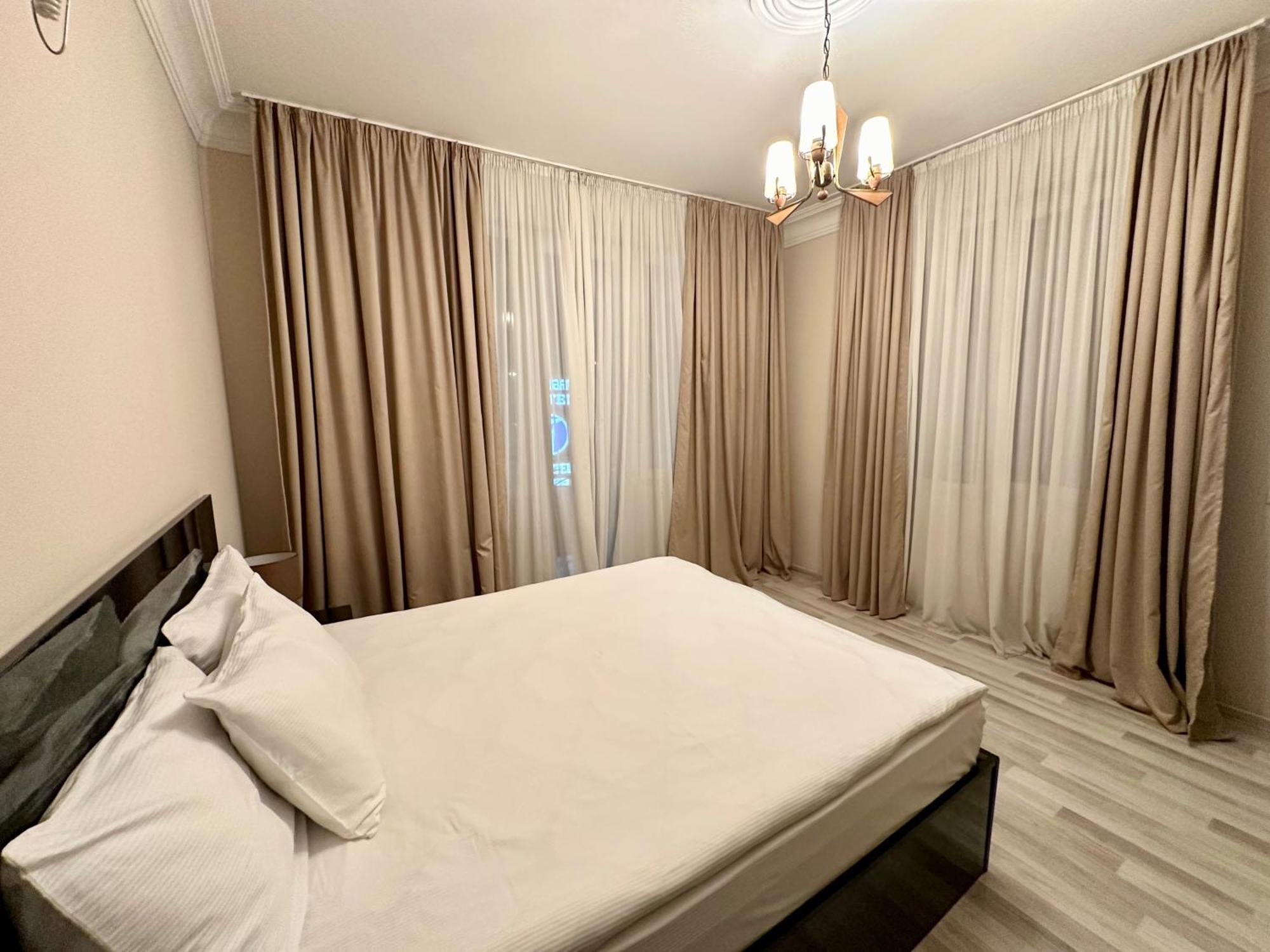 Hotel Tsereteli Батуми Екстериор снимка