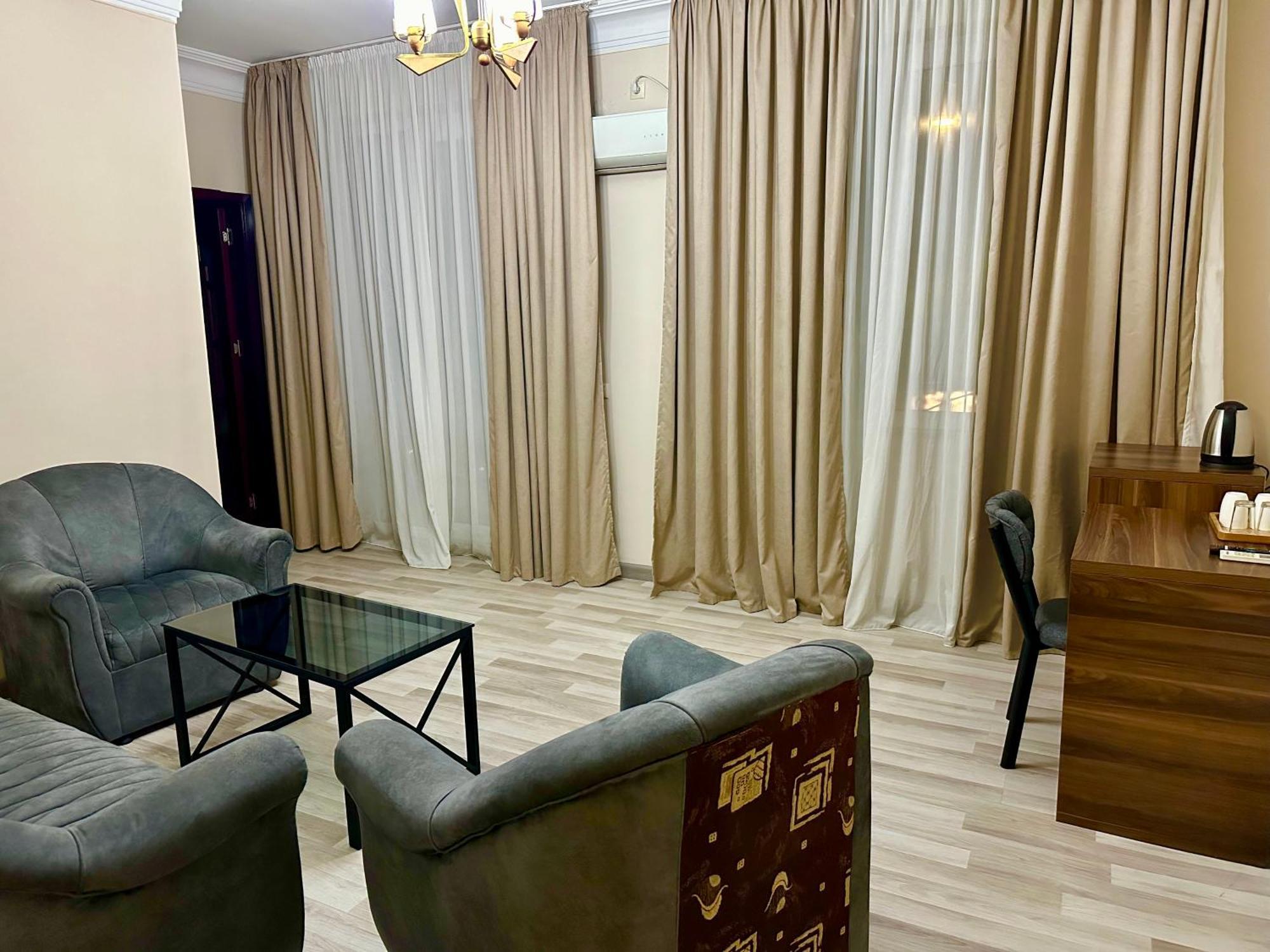 Hotel Tsereteli Батуми Екстериор снимка