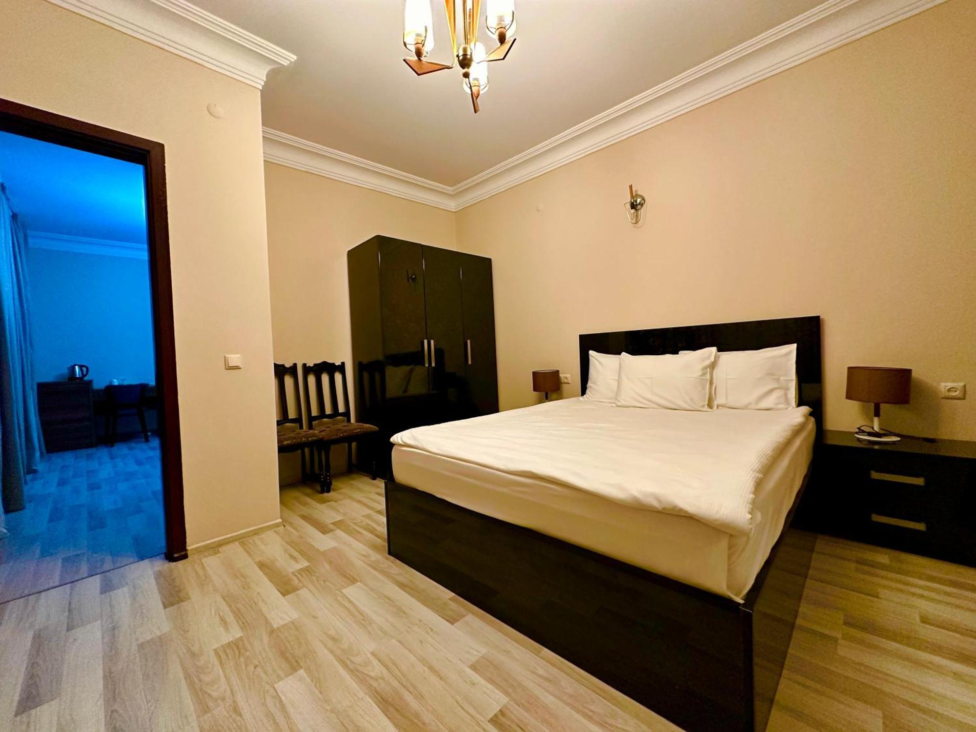 Hotel Tsereteli Батуми Екстериор снимка