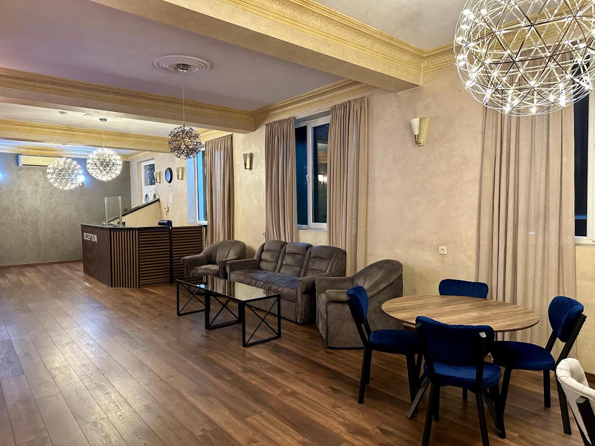 Hotel Tsereteli Батуми Екстериор снимка