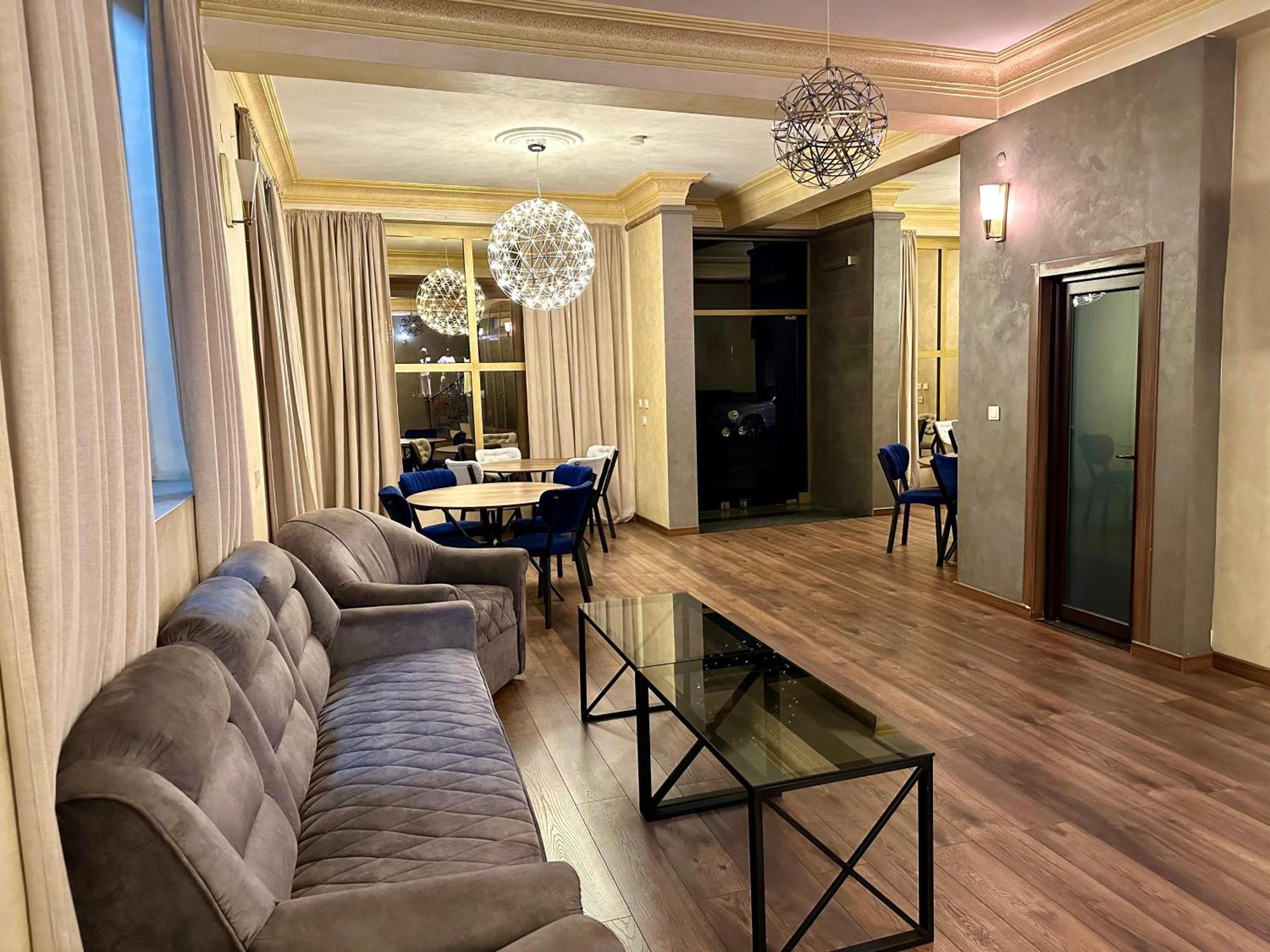Hotel Tsereteli Батуми Екстериор снимка